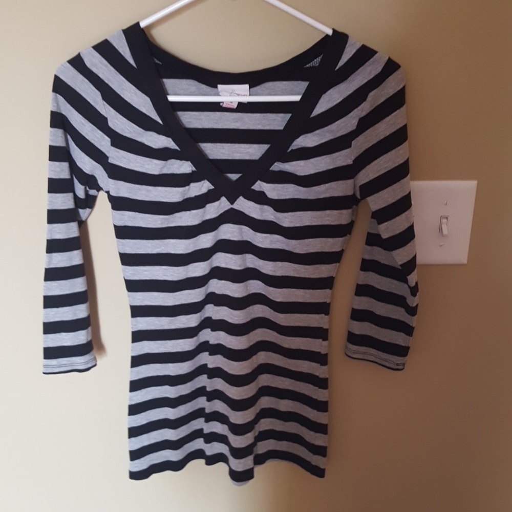 Cute shirt  3 qourter sleeved